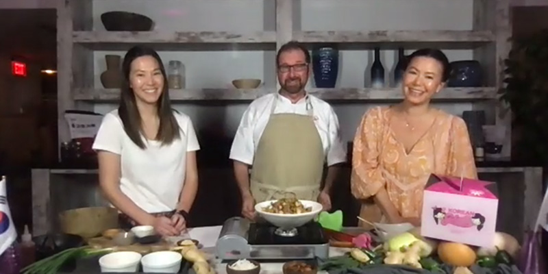 2 Korean Girls cooking demo