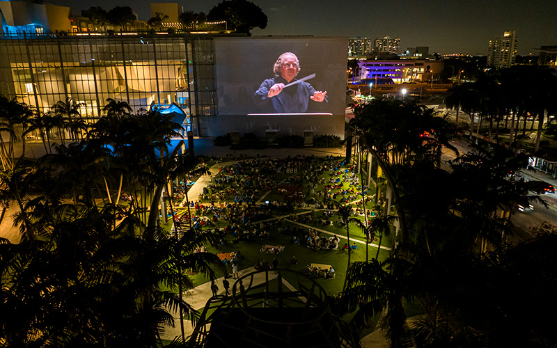 Stéphane Denève during WALLCAST® Concert